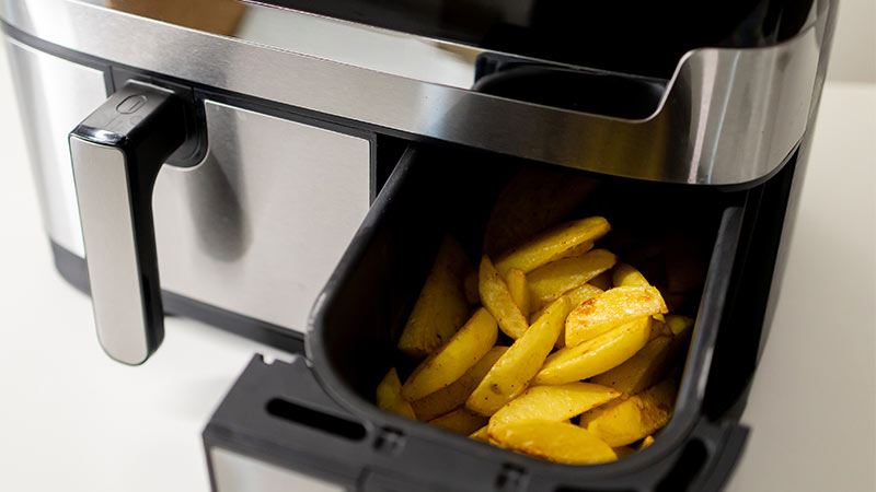 Air fryer com batatas numa das gavetas